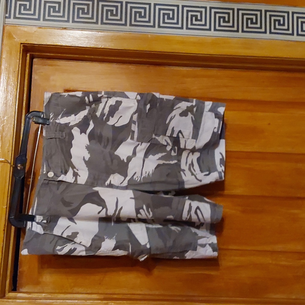 LEVIS CARGO RELAXED FIT SHORTS SIZE 40 GRAY N WHITE CAMO LOOK